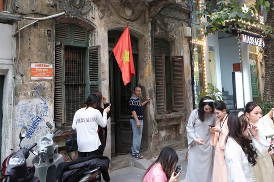 Khổ vì nhà bỗng dưng thành điểm chụp ảnh 'hot'