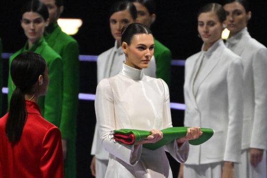 Bạn gái Leo DiCaprio tham gia khai mạc Olympic mùa đông