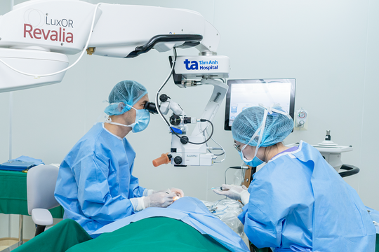 Việt kiều về nước ăn Tết kết hợp mổ mắt