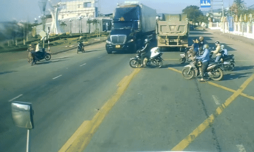 Người đi xe máy lao vào đầu xe tải