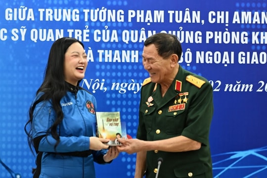 Nữ phi hành gia Amanda Nguyễn gặp trung tướng Phạm Tuân