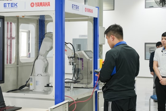 300 sinh viên cùng 'giải bài toán' tự động hóa sản xuất bán dẫn