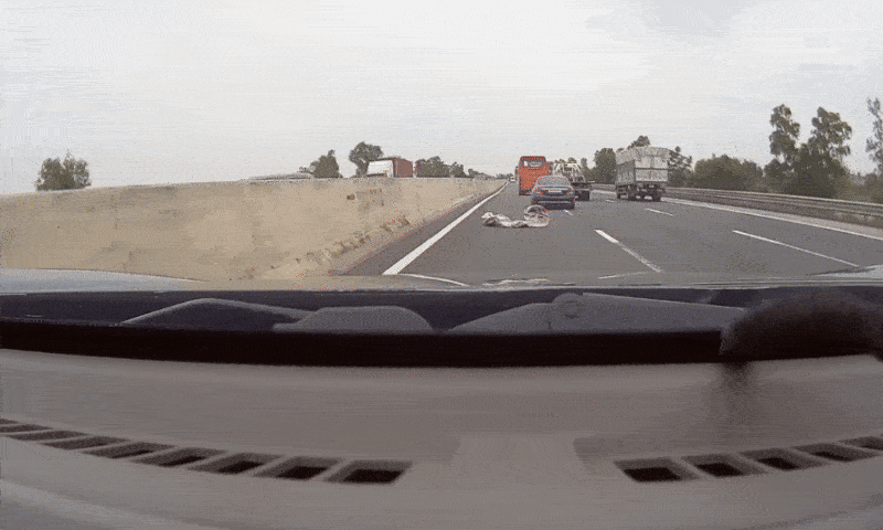 Ôtô xoay ngược đầu vì cuốn tấm bạt trên cao tốc