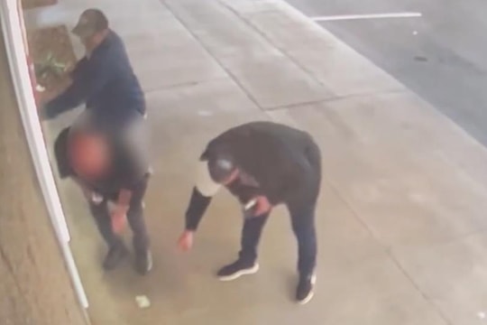 Chiêu 'đánh rơi tiền' của kẻ gian ở cây ATM