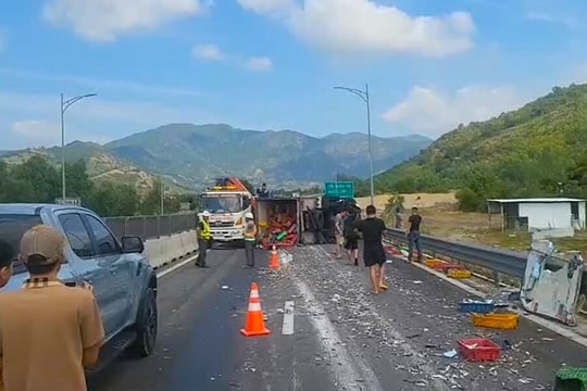 4 ôtô tông liên hoàn trên cao tốc Cam Lâm - Vĩnh Hảo