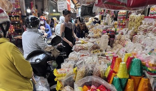 Quà quê ở chợ truyền thống bán chạy