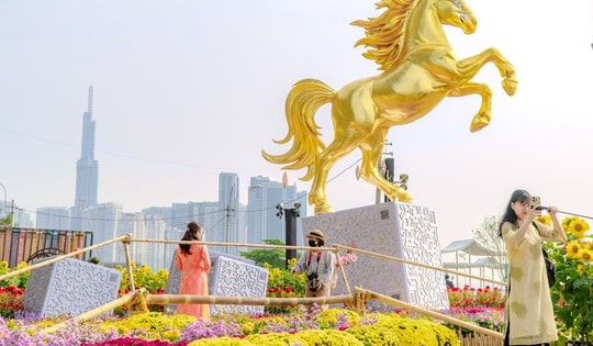 VIDEO: Những điểm "check-in" linh vật ngựa tại trung tâm TPHCM dịp Tết Bính Ngọ