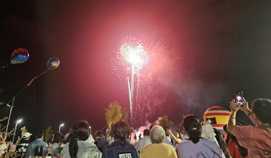 Mãn nhãn với màn bắn pháo hoa tại đô thị lấn biển Cần Giờ