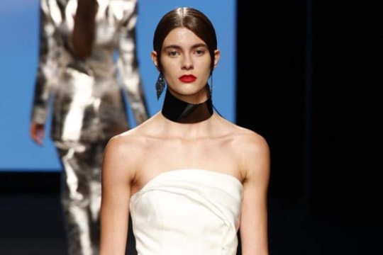 Người mẫu 21 tuổi qua đời