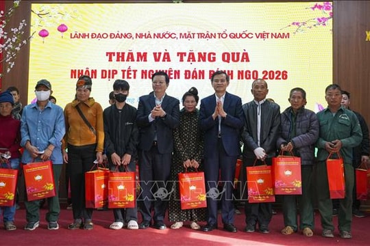 Chúc Tết và tặng quà người dân có hoàn cảnh khó khăn ở xã biên giới tỉnh Điện Biên