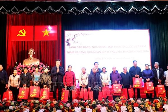 Đại tướng Lương Tam Quang thăm, tặng quà cho người dân có hoàn cảnh khó khăn