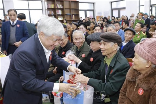 Phó Chủ tịch Thường trực Quốc hội Đỗ Văn Chiến tặng quà Tết cho đồng bào khó khăn ở tỉnh Phú Thọ