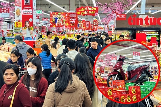 Người dân đổ xô mua sắm Tết, siêu thị đồng loạt tung khuyến mãi lớn