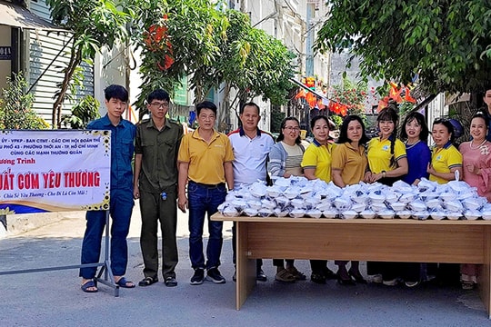 'Suất cơm yêu thương' tặng người lao động khó khăn