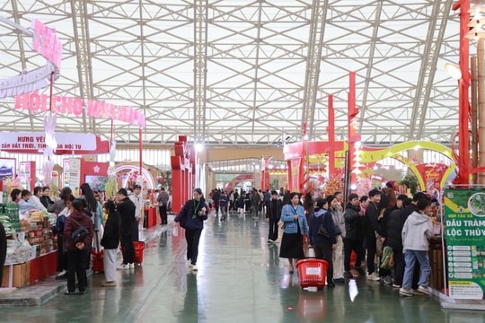 Người dân nô nức đến Hội chợ Mùa Xuân 2026 sắm Tết ngày cuối tuần