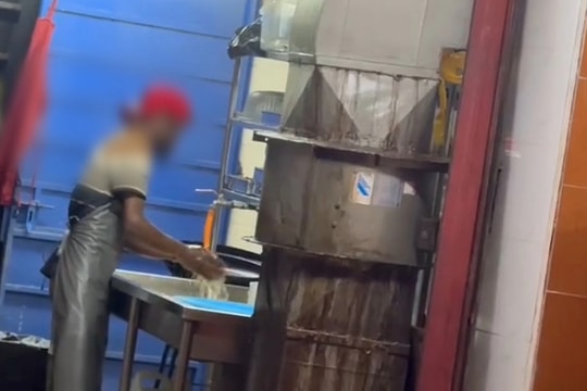Video rửa thức ăn thừa để nấu lại gây phẫn nộ ở Malaysia