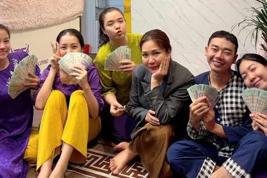 Chủ tiệm thưởng Tết lớn, xóa nợ hơn 17 triệu đồng khiến nhân viên bật khóc