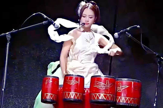 Phương Mỹ Chi đánh trống khi diễn hit 'Buôn trăng'