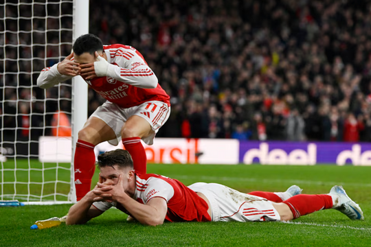 Arsenal hơn Man City 9 điểm