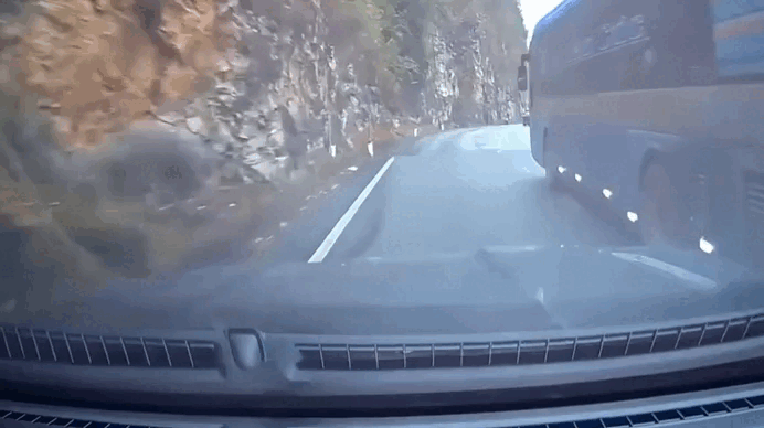 Hai người chết khi bị xe ôtô cán qua