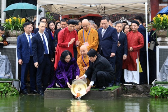 Chủ tịch nước Lương Cường thả cá chép ở hồ Hoàn Kiếm