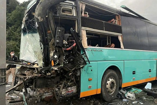 Bốn xe khách, ôtô tải tông nhau trên cao tốc Vân Phong - Nha Trang