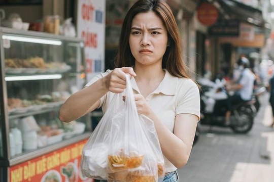 Tôi phát bực vì mua một phần đồ ăn nhưng nhận về 10 túi nilon