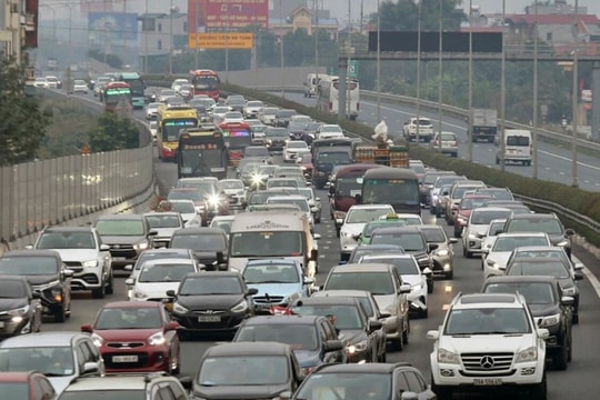 Chuyển làn 12 lần dù cao tốc Pháp Vân - Cầu Giẽ tắc dài