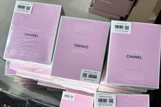Đường dây bán 10.000 chai nước hoa Chanel, Versace, Burberry giả
