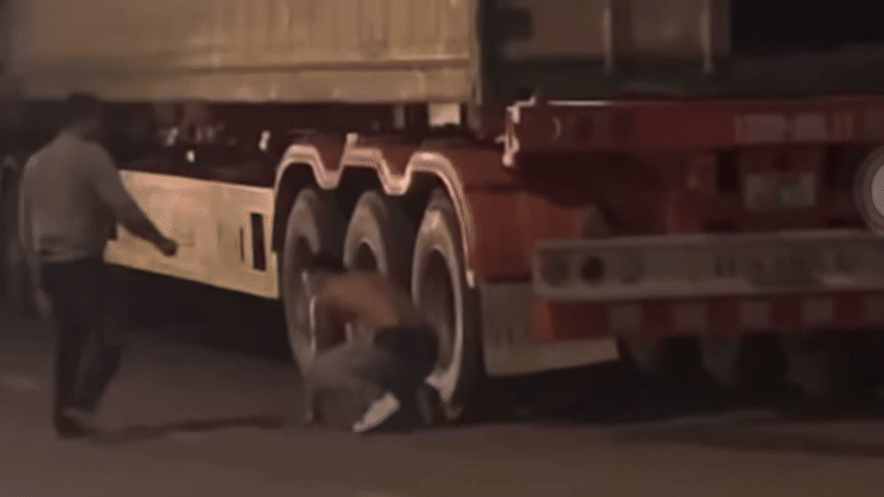 Đánh nhau tới tấp sau va chạm, 2 tài xế nhập viện