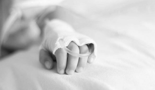 Bé trai 5 tháng tuổi nguy kịch sau khi được cho “nếm thử” rượu bằng đầu đũa