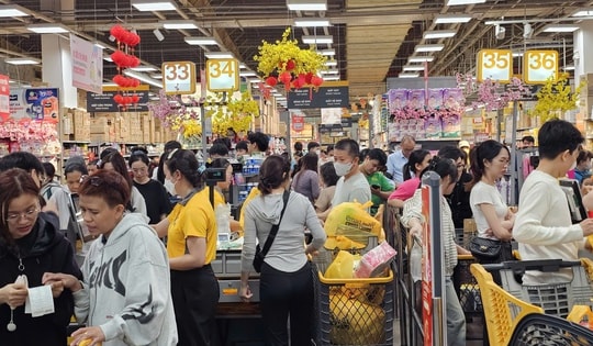 Cận Tết, các siêu thị lớn tại TPHCM đông nghịt khách ngày cuối tuần