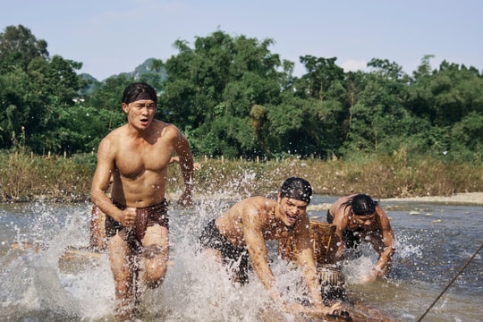 Dàn trai đẹp cởi trần, đóng khố trong phim Tết 'Huyền tình Dạ Trạch'