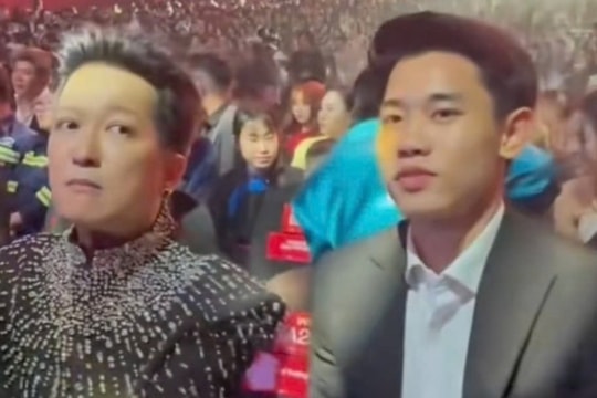 Xôn xao khoảnh khắc Trường Giang khuyên Đình Bắc 'bớt đi sự kiện'