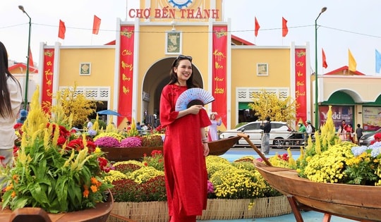 Người dân, du khách thích thú trước diện mạo mới của chợ Bến Thành