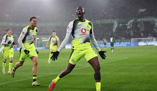 Bundesliga: Dortmund 'phả hơi nóng' vào Bayern Munich