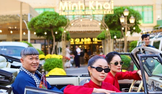 Du khách thích thú check-in dàn xe cổ của dân chơi TPHCM