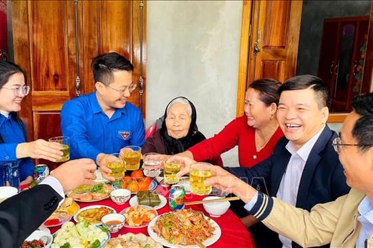 Ấm áp nghĩa tình những 'Bữa cơm tất niên'