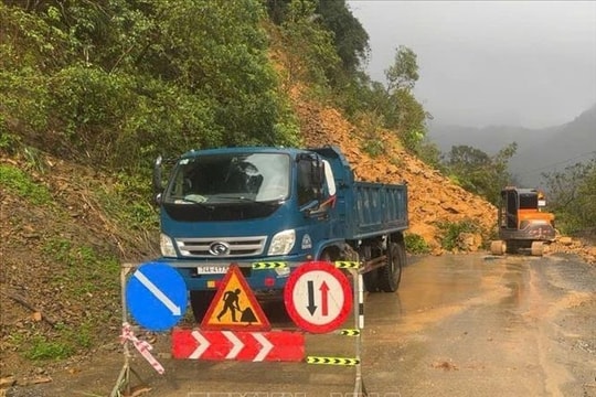 Quảng Trị: Sạt lở trên đường Hồ Chí Minh nhánh Tây đoạn qua xã Kim Ngân