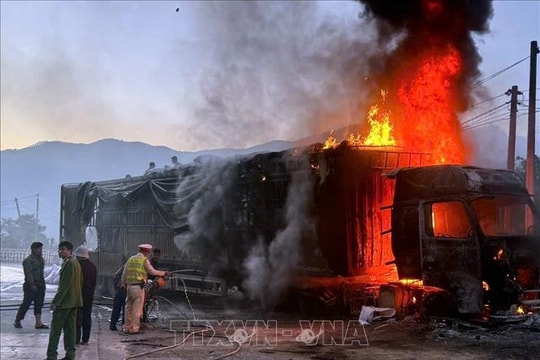 Xe tải bốc cháy lớn trên đèo Lò Xo