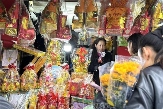 Sôi động thị trường đồ lễ cúng Táo quân, giá cả ổn định