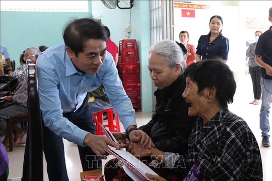 Gặp mặt và thăm hỏi, tặng quà nhân dịp Tết Nguyên đán