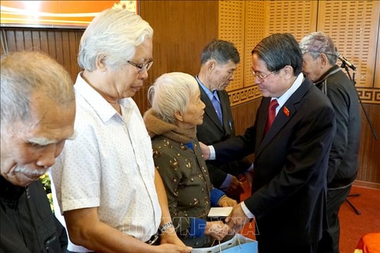 Phó Chủ tịch Quốc hội Nguyễn Đức Hải thăm, tặng quà Tết các đối tượng chính sách