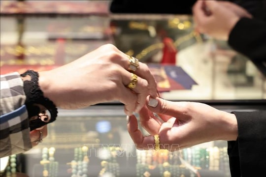 Giá vàng biến động mạnh, chuyên gia UOB cảnh báo rủi ro trong ngắn hạn