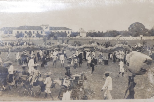 Cảnh múa lân sư rồng ở Sài Gòn hơn 100 năm trước