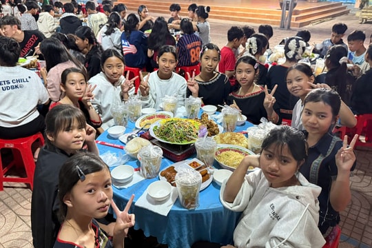 Thầy trò vùng cao mổ 13 con lợn ăn Tết