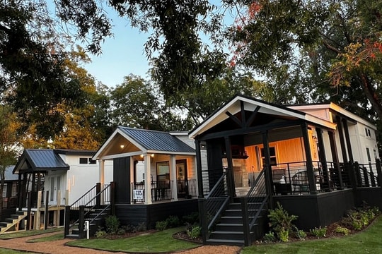 Người già Mỹ bán nhà to, vào làng tí hon dưỡng già