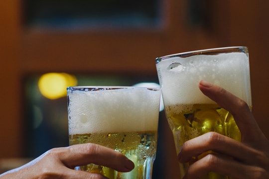 Tiêm vaccine cận Tết có cần kiêng rượu bia?