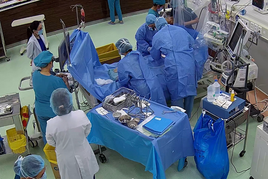 Bé trai hồi sinh ngoạn mục sau ngưng tim, kịp về đón Tết