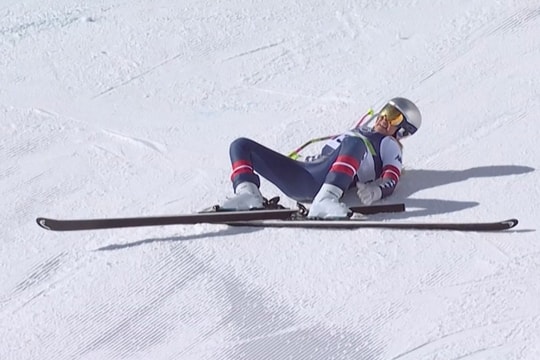 'Nữ hoàng trượt tuyết' gãy chân ở Olympic mùa Đông 2026